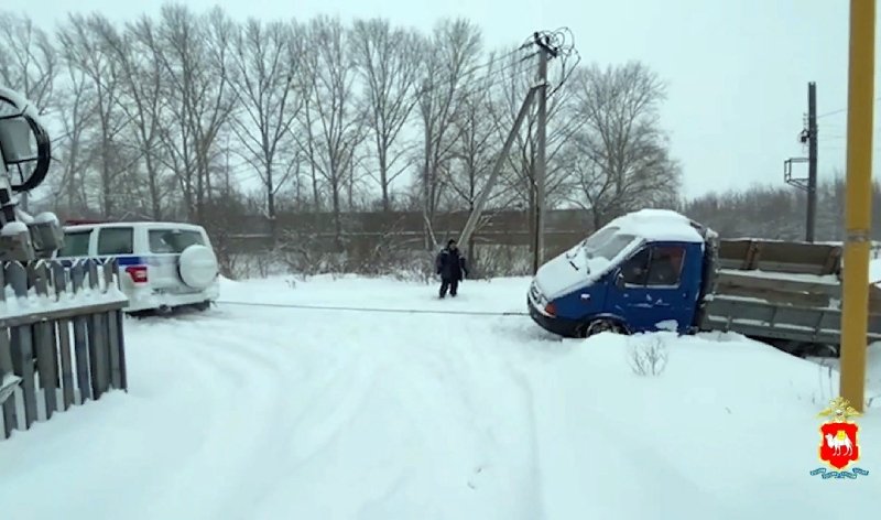 В Миассе сотрудники ДПС пришли на помощь водителю грузовика, попавшему в снежный капкан