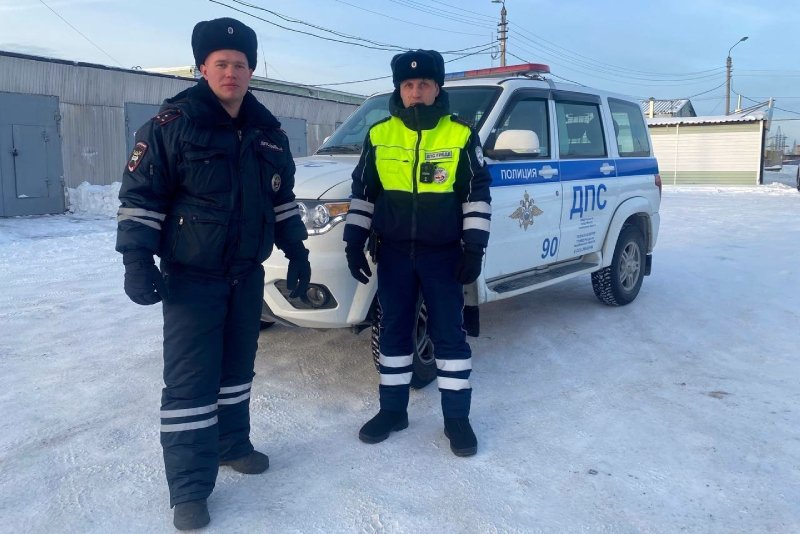 В Миассе сотрудники ДПС пришли на помощь двум женщинам, замерзавшим в мороз на дороге