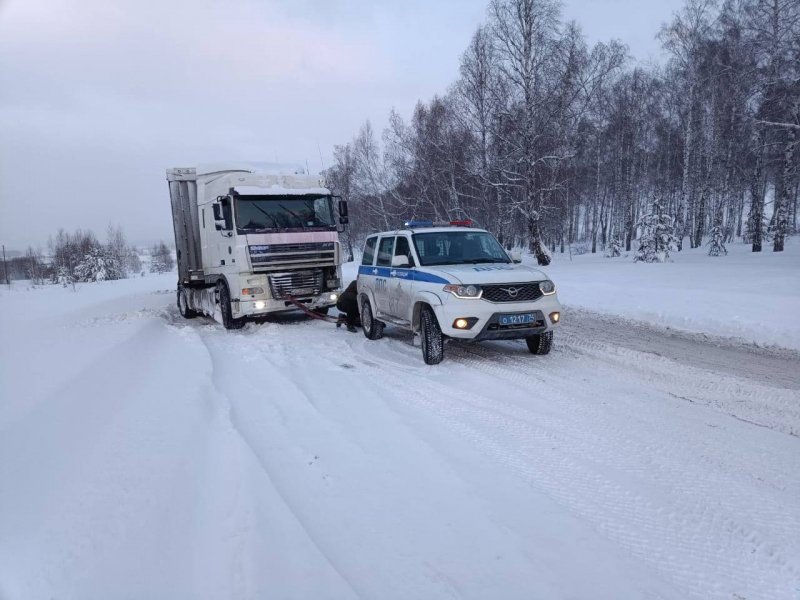 В Миассе сотрудники ДПС помогли выбраться из снежного плена автобусу с пассажирами и еще четырем автомашинам